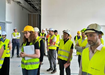 Bemutatta ácsi katódanyaggyárát a helyi szakhatóságoknak a  BAMO